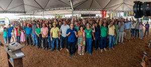Grupo de produtores de café e representantes da ABDI e governo festejam a assinatura da ordem de serviço para o Completo Industrial do Café, no Acre