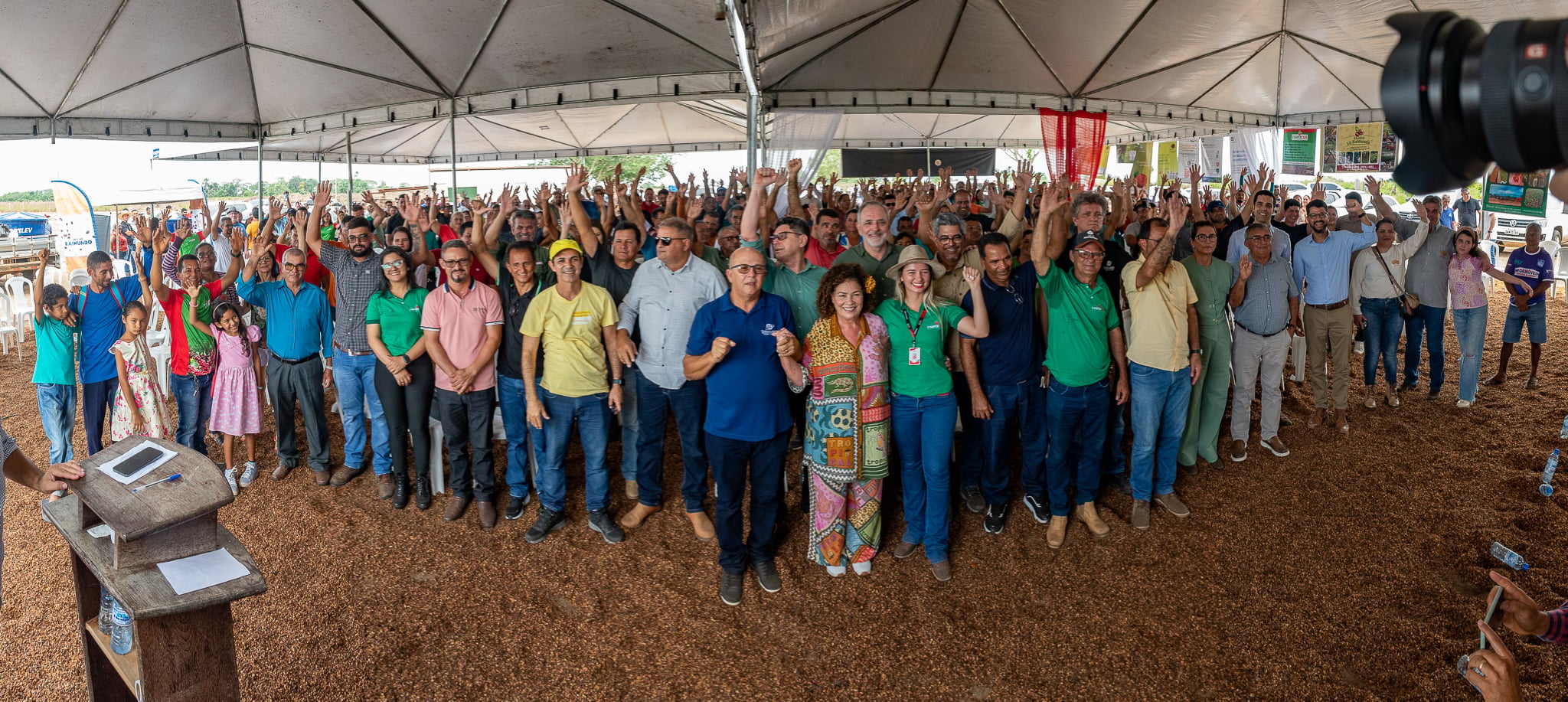 Grupo de produtores de café e representantes da ABDI e governo festejam a assinatura da ordem de serviço para o Completo Industrial do Café, no Acre