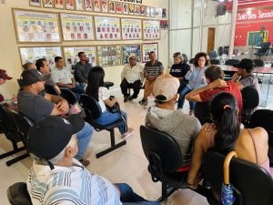Diretora Perpétua Almeida em agenda com cafeicultores de Plácido de Castro, município do Acre